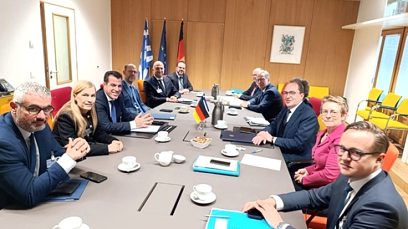 Διμερείς επαφές του Θάνος Πλεύρη με Ευρωπαίους ομολόγους στις Βρυξέλλες