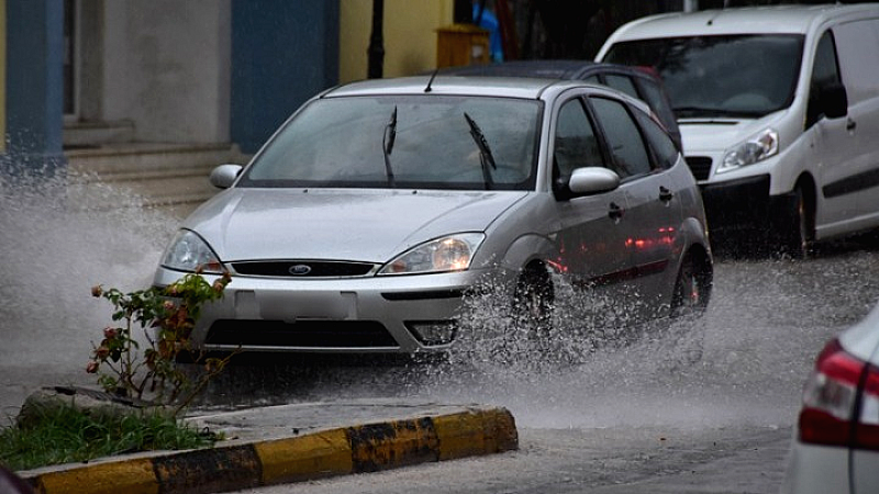 Εντονότερη από ποτέ η κακοκαιρία «Byron» – Πλημμύρες και κλειστοί δρόμοι στην Αττική