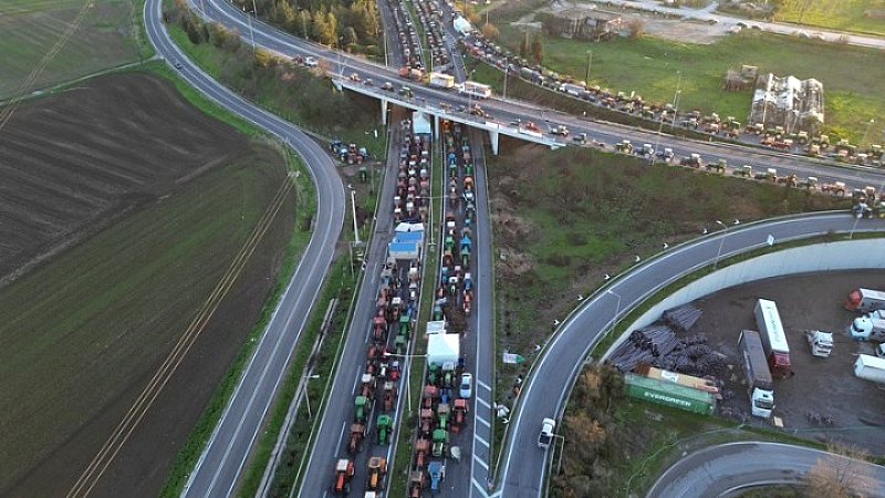 Συνεχιζόμενες αγροτικές κινητοποιήσεις: Κλειστή η Ε.Ο. Αθηνών – Θεσσαλονίκης