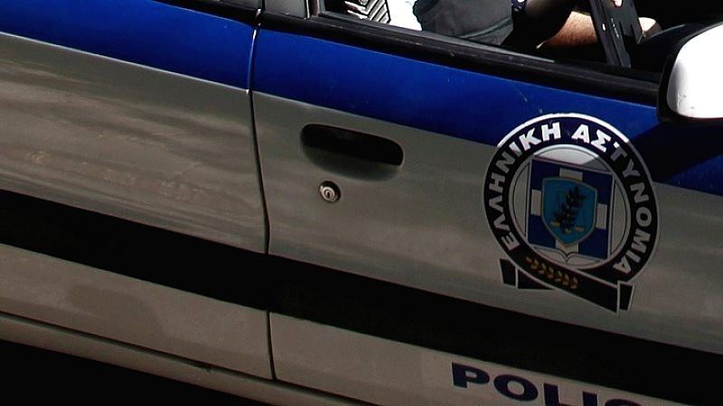 Εξιχνιάστηκαν οι δράστες των συνθημάτων στο πολιτικό γραφείο του Δημήτρη Βαρτζόπουλου