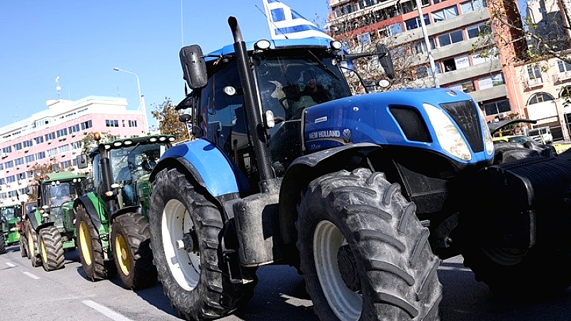 Συμβολικό κλείσιμο γέφυρας στον Πηνειό από αγρότες στα Τρίκαλα