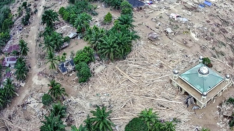 Ξεπέρασαν τους 1.000 οι νεκροί από τις πλημμύρες στην Ινδονησία