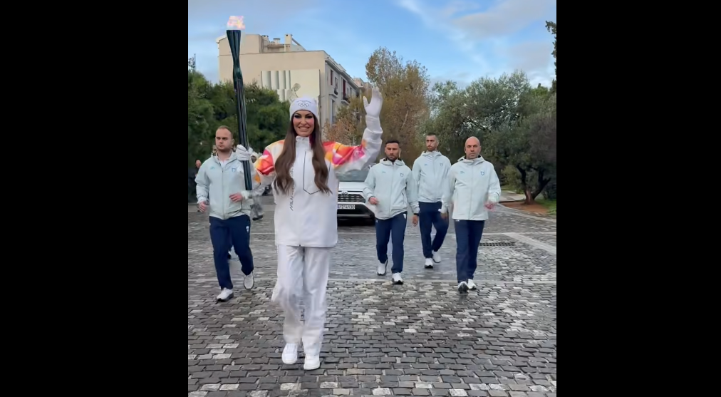 Η Κίμπερλι Γκιλφόιλ έτρεξε στη λαμπαδηδρομία για τους Χειμερινούς Ολυμπιακούς Αγώνες από την Ακρόπολη έως το Καλλιμάρμαρο (Βίντεο)