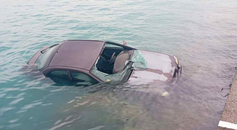 Καλαμάτα: Αμάξι έπεσε στη θάλασσα – Σώθηκε εγκαίρως ο 86χρονος οδηγός