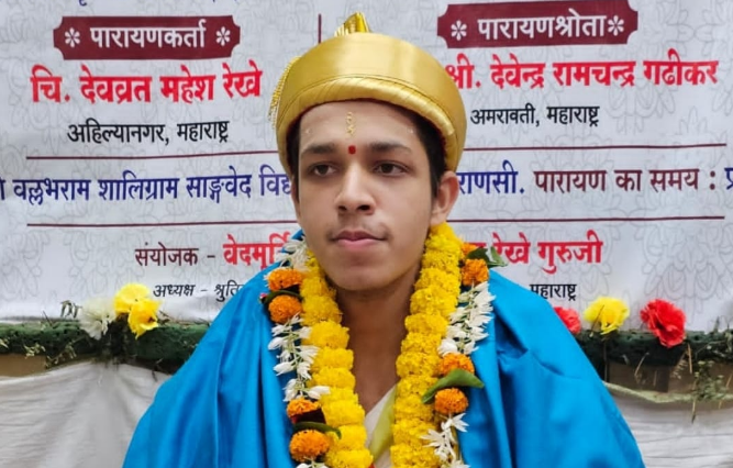 Ινδία: 19χρονος γκουρού έψελνε συνεχόμενα για 50 ημέρες – Έσπασε ρεκόρ δύο αιώνων (Βίντεο)