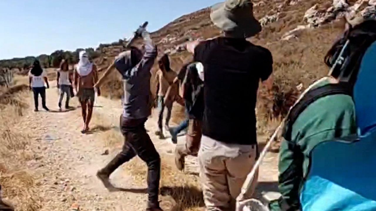 Δυτική Όχθη: Τρεις Ιταλοί ακτιβιστές τραυματίστηκαν από επιθέσεις Ισραηλινών εποίκων, καταγγέλλει ο Ταγιάνι