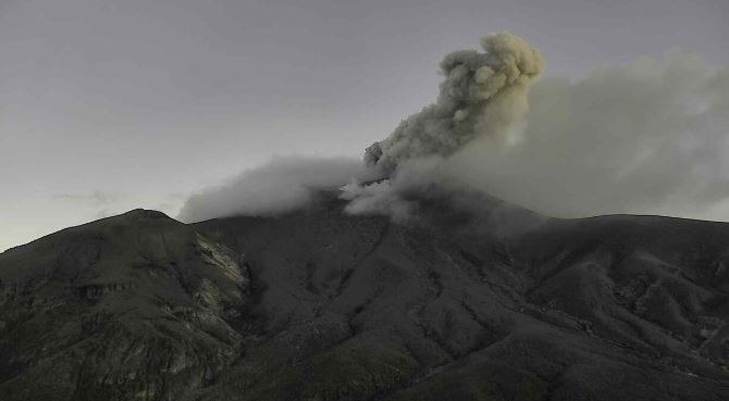 Κολομβία: Το ηφαίστειο Πουρασέ απειλεί με έκρηξη και σκορπά τέφρα