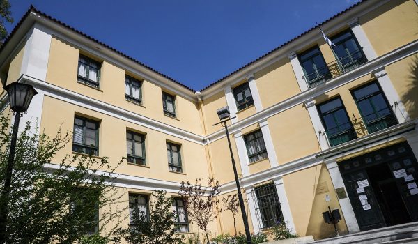 Συναγερμός στα δικαστήρια της Ευελπίδων λόγω απειλής για βόμβα