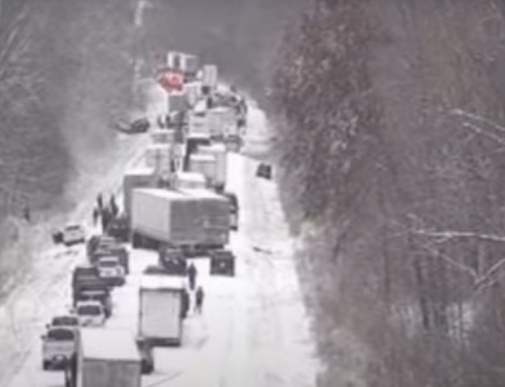 Επικίνδυνη καραμπόλα στην Ιντιάνα λόγω χιονοπτώσεων με 45 εμπλεκόμενα οχήματα