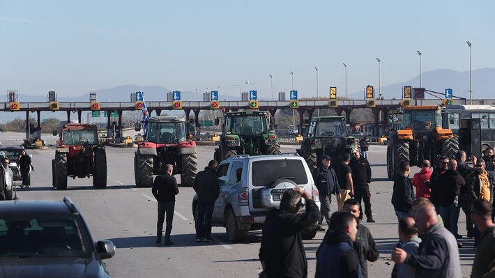 Αγρότες: Έκτακτο μπλόκο στα Μάλγαρα και συμβολικός αποκλεισμός των διοδίων, ένταση στα δικαστήρια της Λάρισας