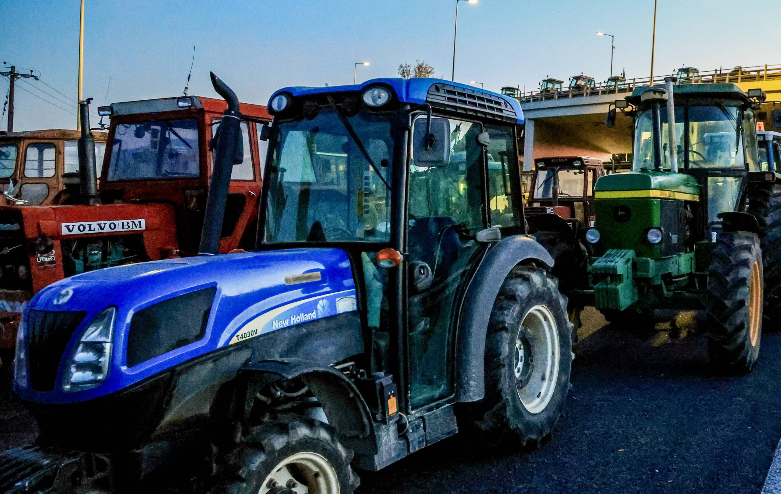 Κιλκίς: Αγρότες αποκλείουν το τελωνείο των Ευζώνων με τρακτέρ