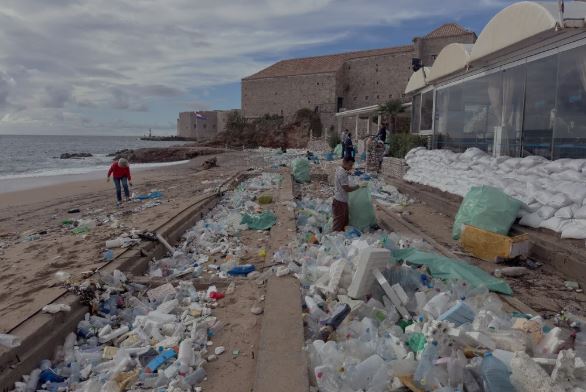 Σκουπίδια κατακλύζουν το Ντουμπρόβνικ λόγω θαλάσσιων ρευμάτων