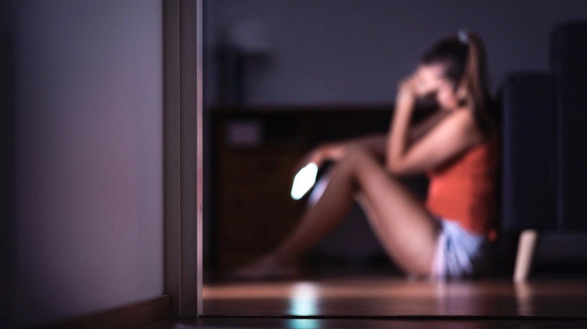 Σοκάρει η καταγγελία μητέρας για παιδόφιλο: Αστυνομικός της είπε να τον μπλοκάρει