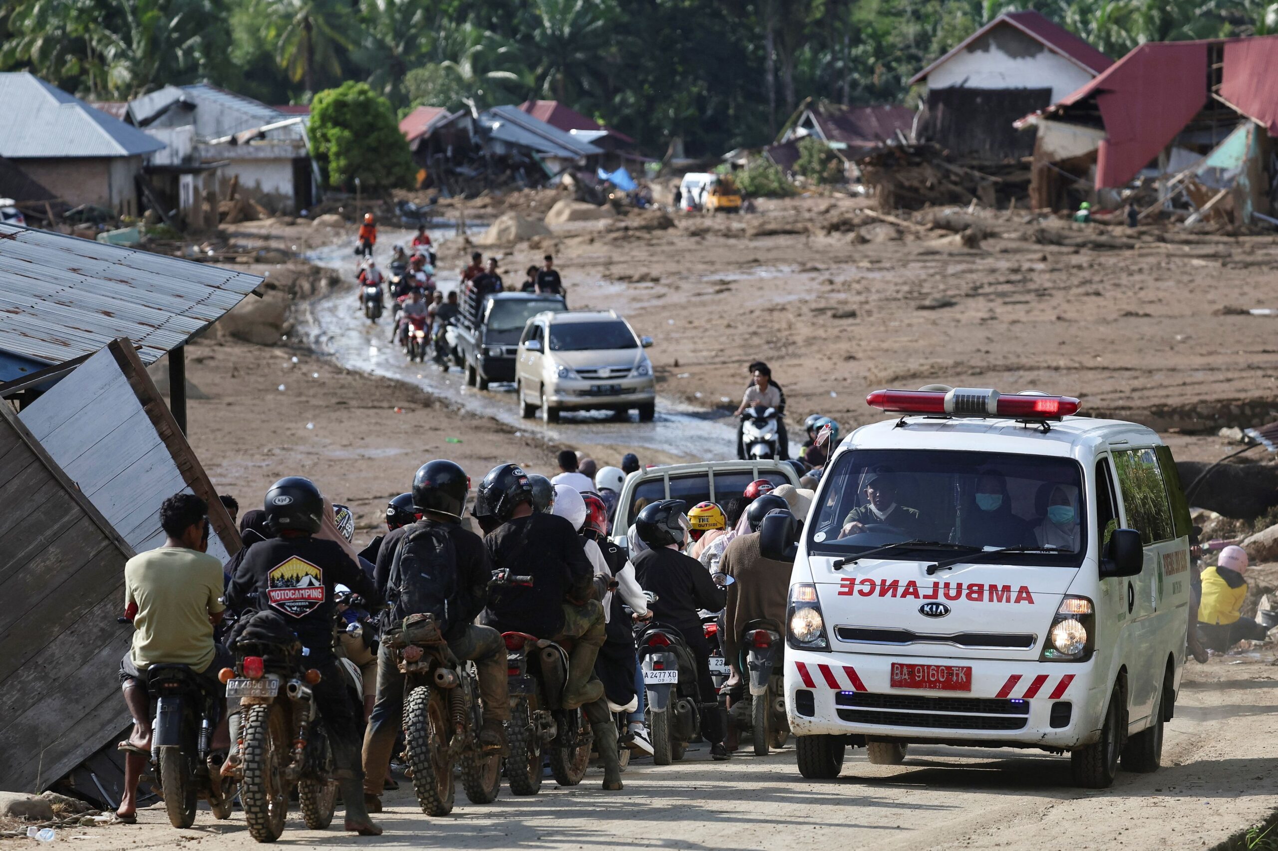 Φονικές πλημμύρες στη Σουμάτρα: 631 νεκροί και 1 εκατομμύριο εκτοπισμένοι