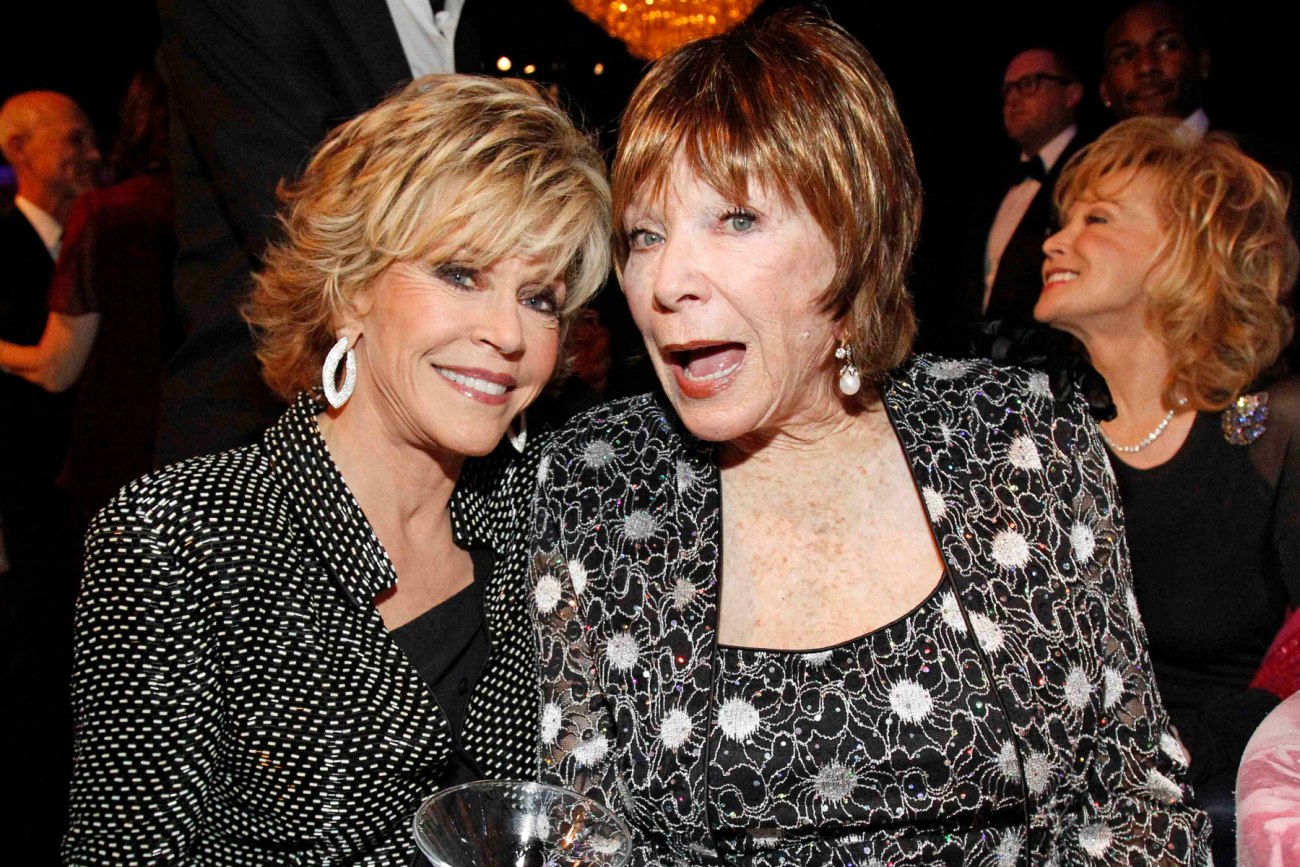 Η Σίρλεϊ ΜακΛέιν, με εντυπωσιακό κόκκινο καπέλο στα 91 της, αποκαλύπτει το μυστικό της μακροχρόνιας ζωής