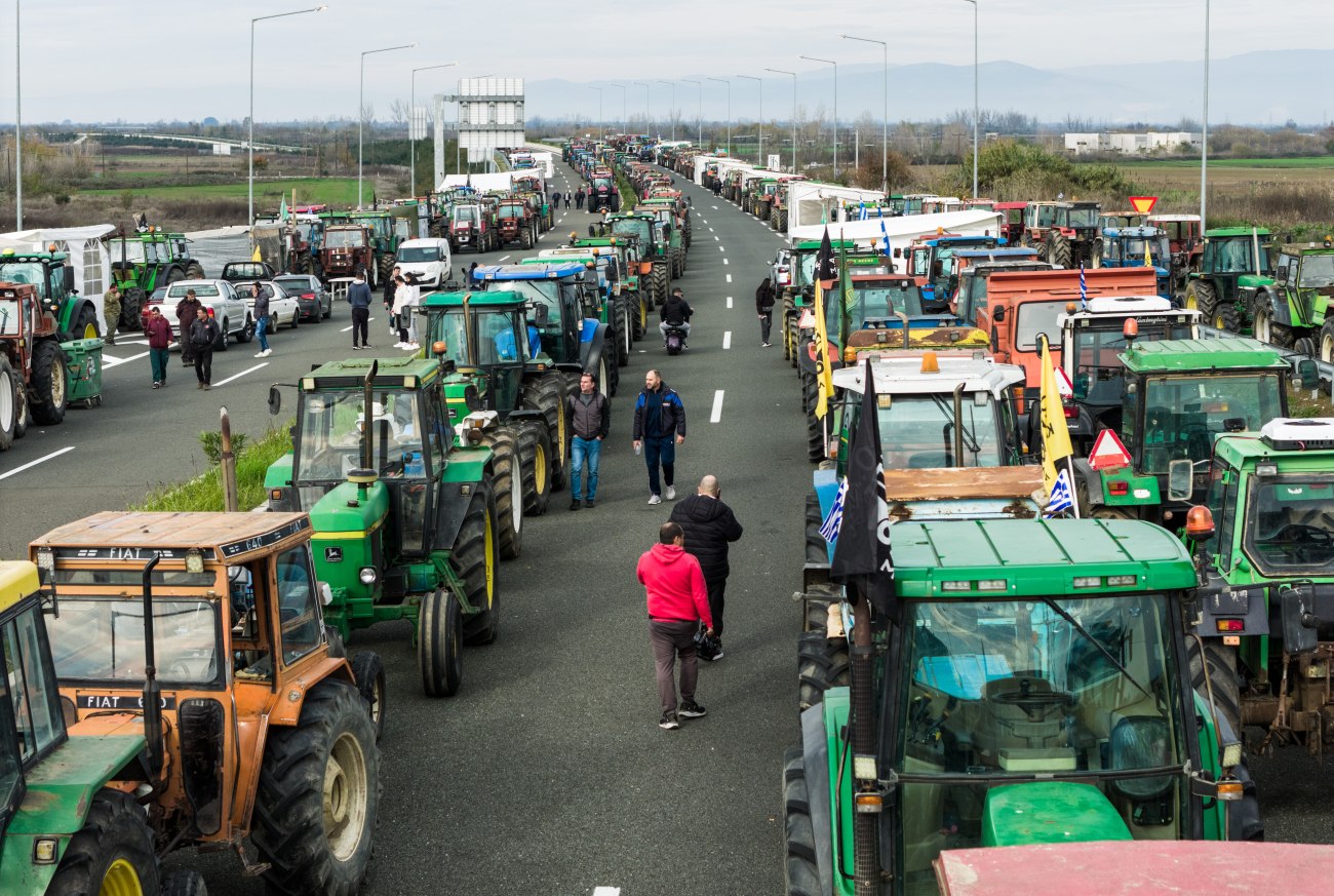 Ενίσχυση του αγροτικού μετώπου: Αυξάνονται τα μπλόκα, σε πίεση η κυβέρνηση, κοντά στους αγρότες η αντιπολίτευση