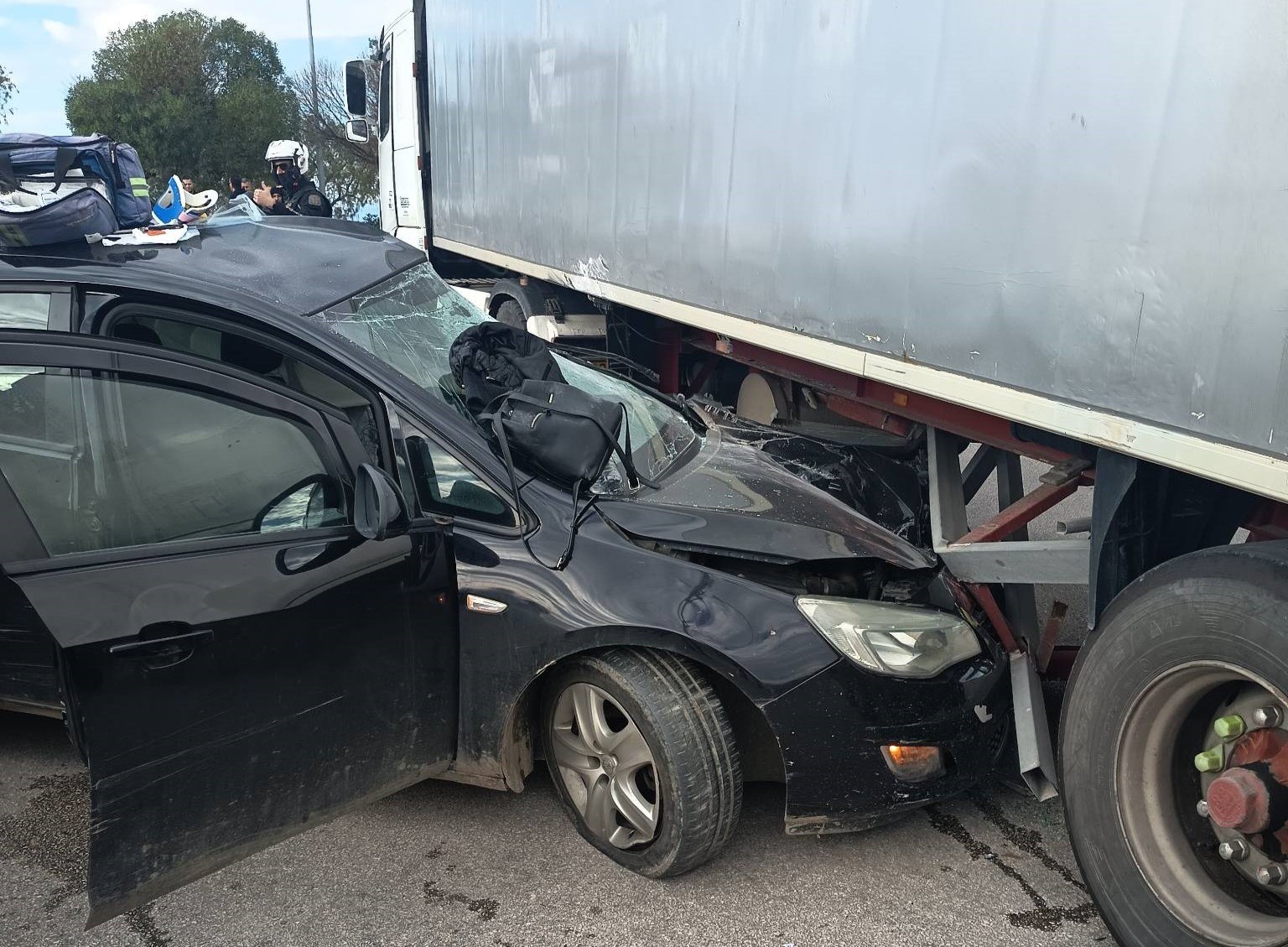 Πάτρα: Σοβαρό τροχαίο ατύχημα με έγκυο γυναίκα οδηγό που καρφώθηκε κάτω από νταλίκα