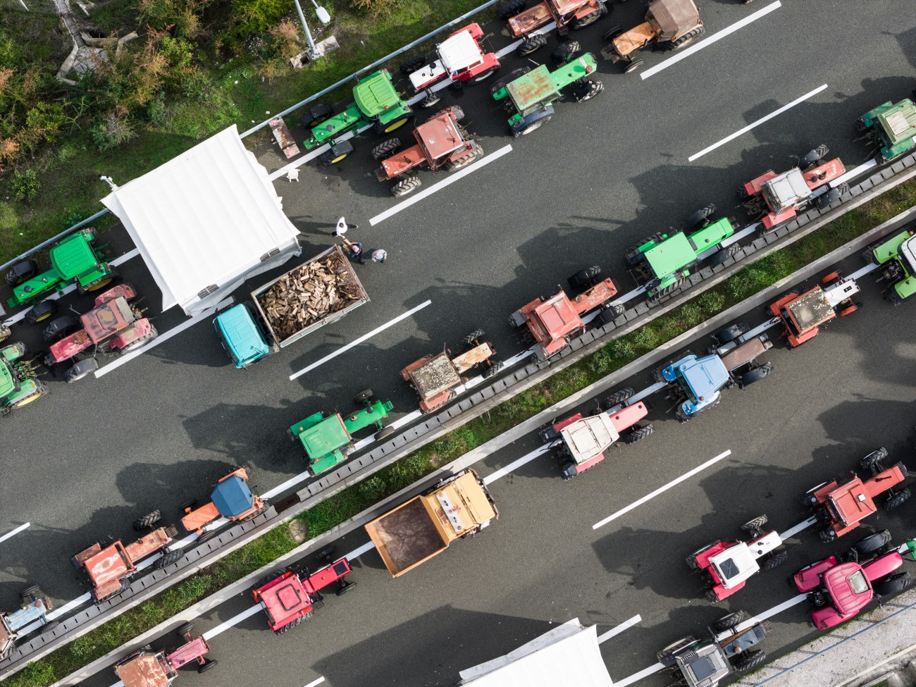 Αγροτικές κινητοποιήσεις: Εντείνονται οι πιέσεις για αστυνομική επέμβαση στα μπλόκα των αγροτών