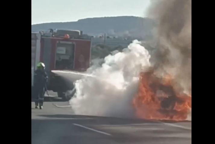 Αυτοκίνητο παραδόθηκε στις φλόγες στην Αττική Οδό – Δείτε το βίντεο