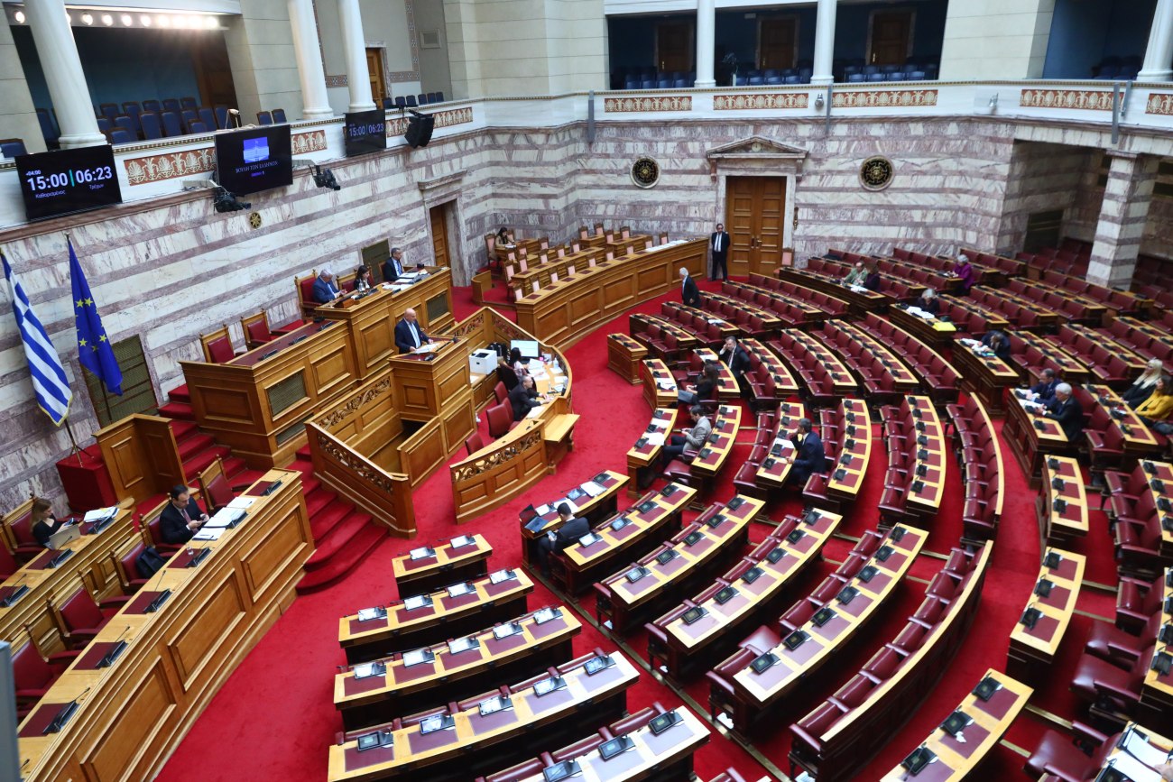 Βουλή: Η τροπολογία για την αυστηροποίηση της νομοθεσίας περί όπλων εγκρίθηκε με τη συναίνεση ΝΔ και ΠΑΣΟΚ