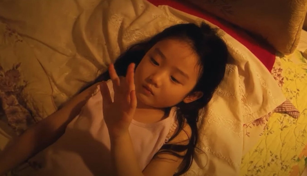 Αριστερόχειρη κοπέλα: Όταν η διαφορετικότητα γίνεται καθρέφτης της κοινωνίας