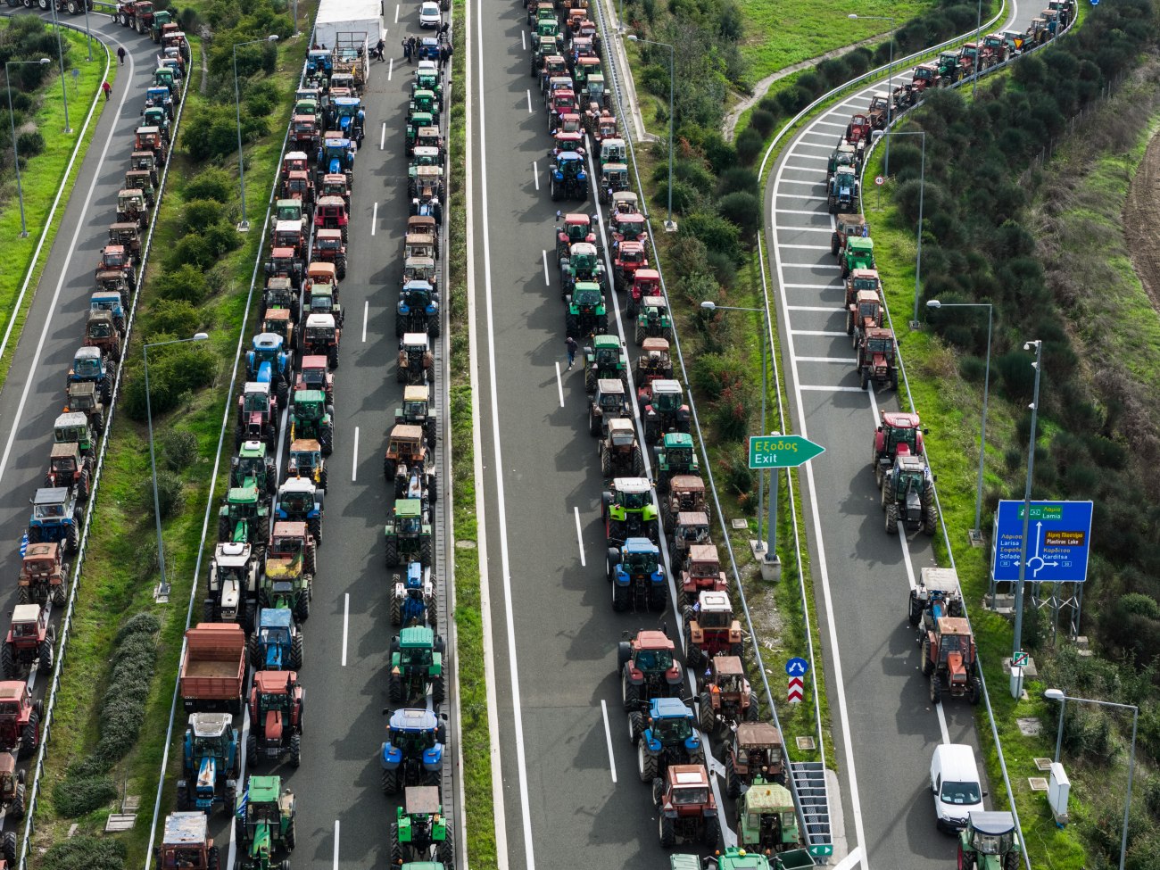 Αγρότες: Κλιμακωτές κινητοποιήσεις και μπλόκα στη Θεσσαλία με περισσότερα από 4.000 τρακτέρ