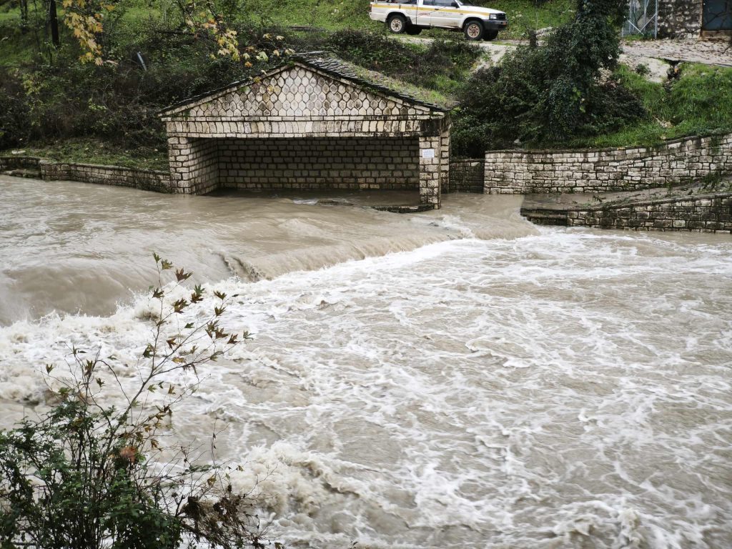 Κακοκαιρία: Επικίνδυνες πλημμύρες λόγω έντονων βροχών και χαλαζιού