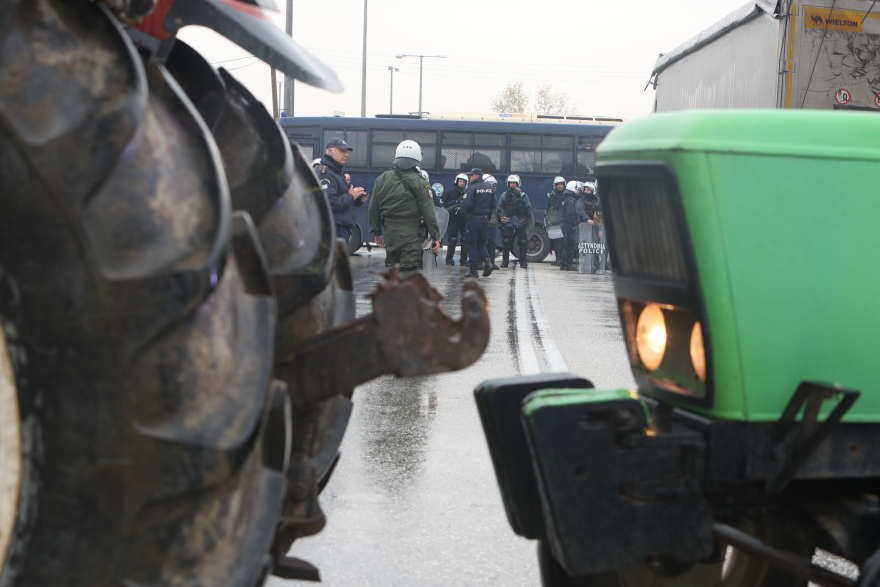Αγρότες σπάζουν τον αστυνομικό κλοιό και δημιουργούν μπλόκο στο τελωνείο του Προμαχώνα
