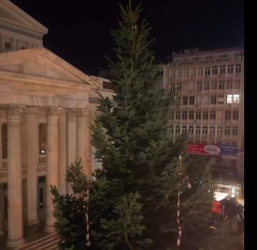 Αναβάλλεται η φωταγώγηση του Χριστουγεννιάτικου δέντρου του Δήμου Πειραιά