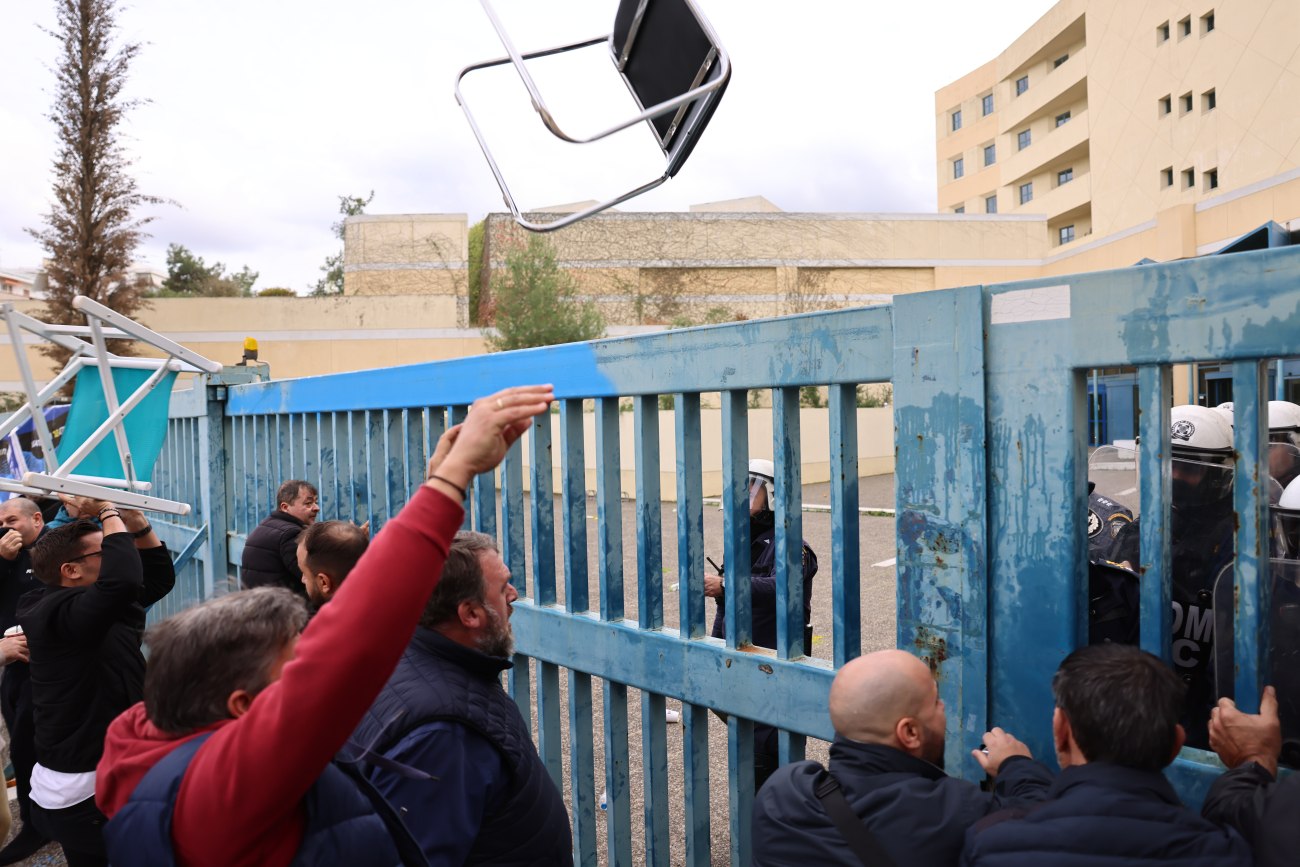 Απεργία στα ταξί: Χημικά στο υπουργείο Μεταφορών – Συνάντηση ζητούν οι αυτοκινητιστές με τον Κυρανάκη