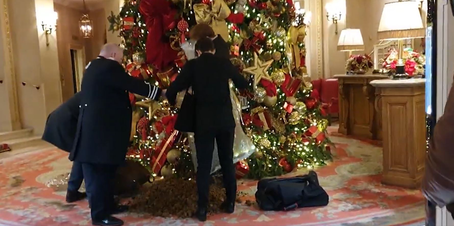 Διαμαρτυρία ακτιβιστών με την αποδοχή της κοινωνικής ανισότητας κάτω από το χριστουγεννιάτικο δέντρο του Ritz