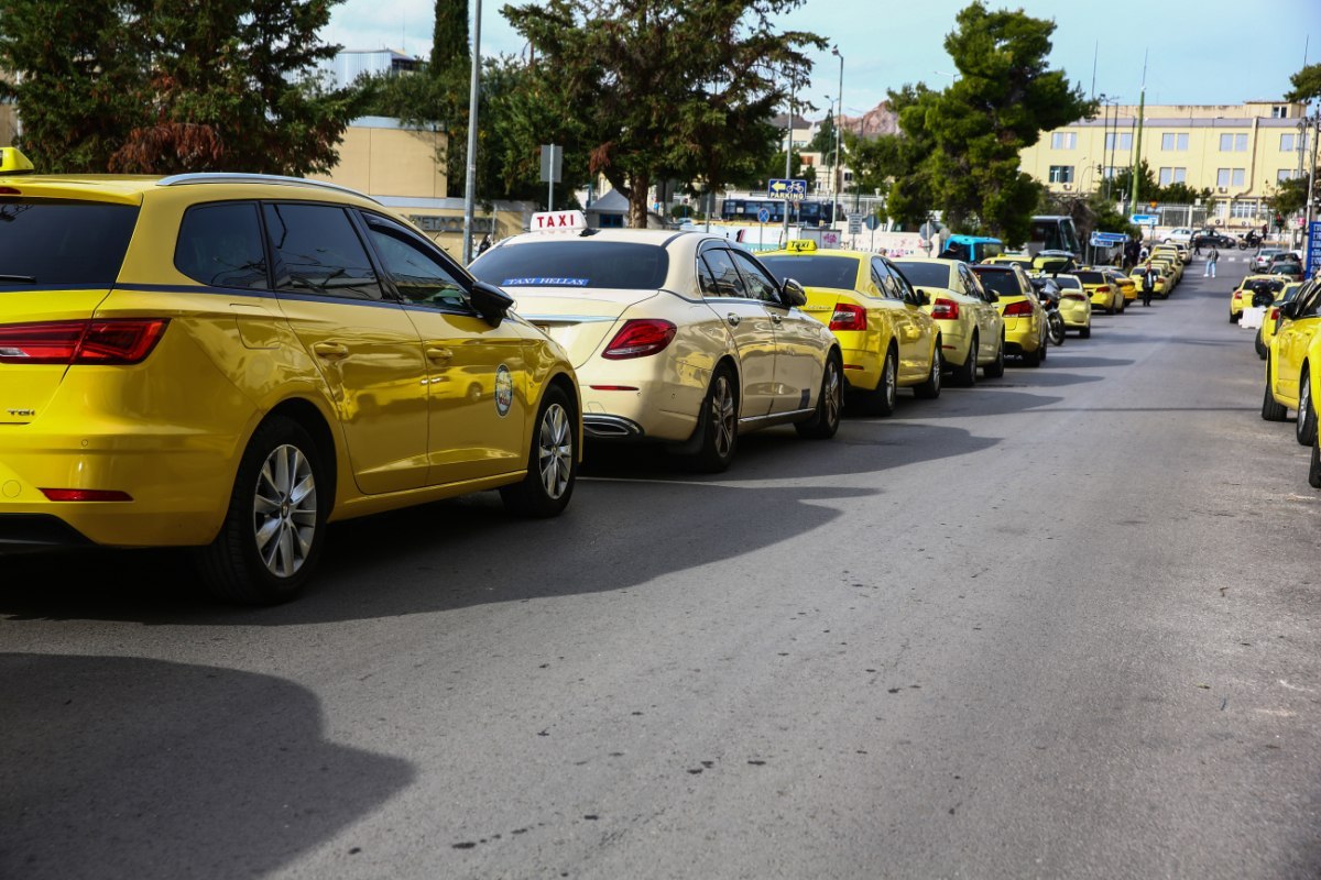 Συνεχιζόμενη απεργία των ταξί στην Αττική: Συγκέντρωση αυτοκινητιστών στη Λεωφόρο Αθηνών