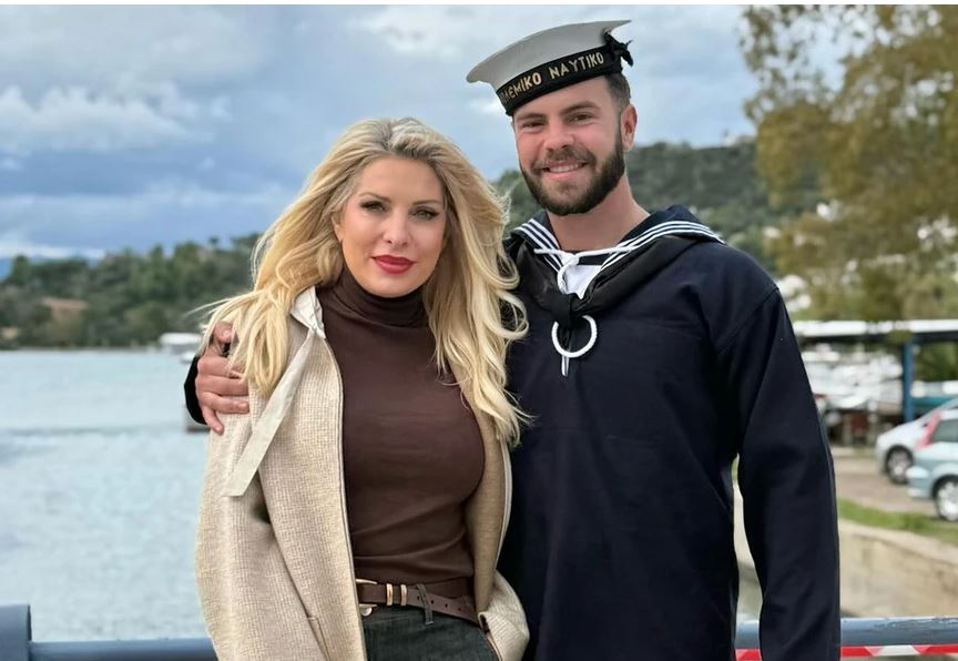 Ελένη Μενεγάκη: Στην ορκωμοσία του γιου της Άγγελου στο Πολεμικό Ναυτικό, με την οικογένειά της