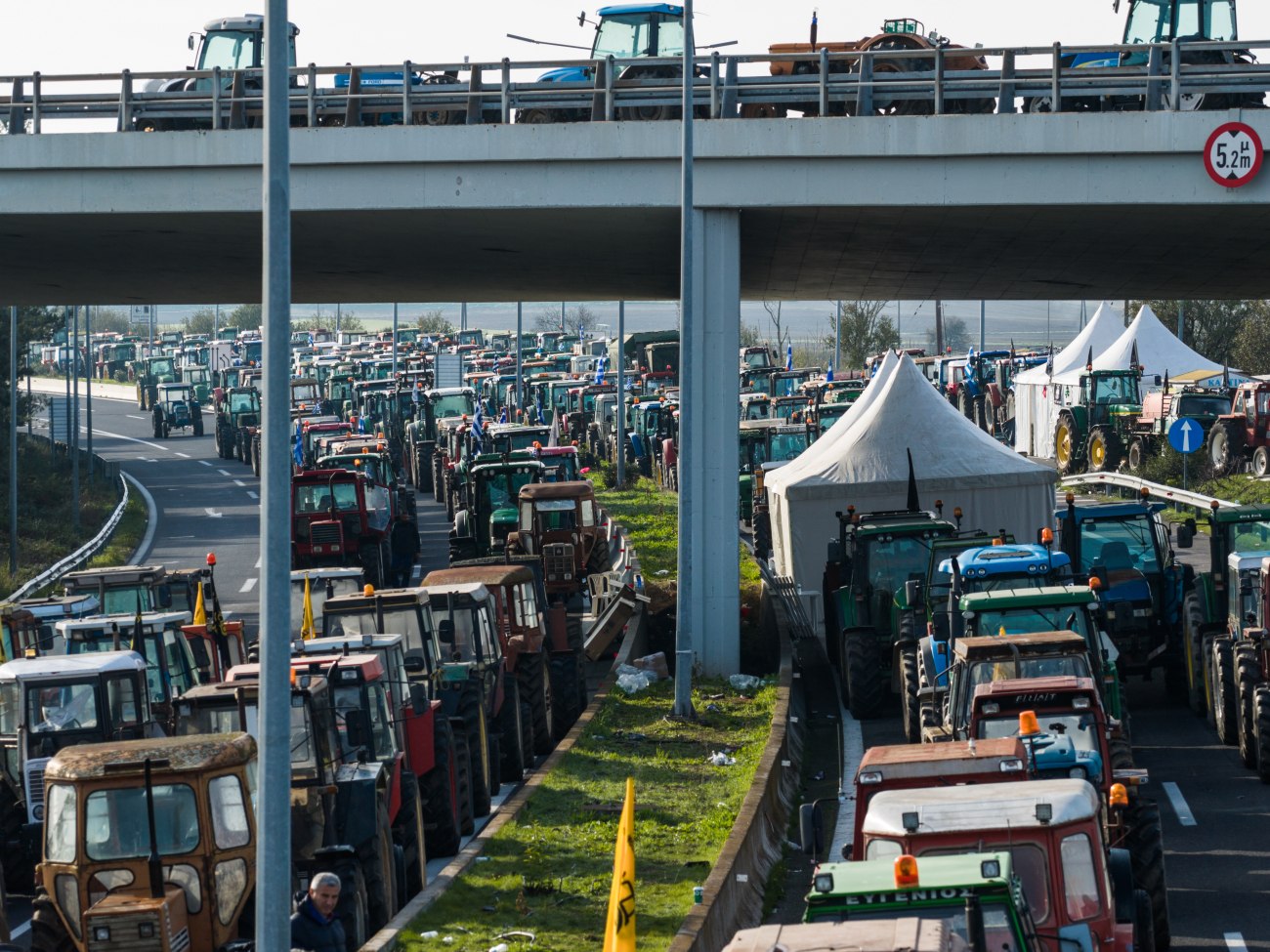 Εντείνονται οι κινητοποιήσεις των αγροτών με χιλιάδες τρακτέρ στους δρόμους – Συγκέντρωση στη Λάρισα για τους συλληφθέντες