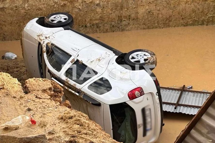 Ηράκλειο: Αυτοκίνητο βυθίστηκε όταν το οδόστρωμα υποχώρησε από τις ισχυρές βροχοπτώσεις