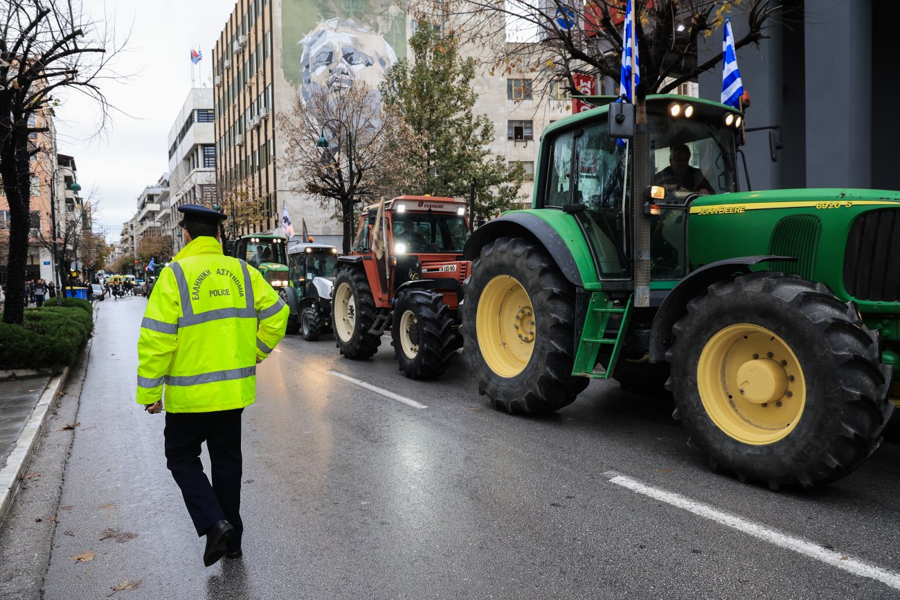 Αγροτικές κινητοποιήσεις: Δυναμική παρουσία τρακτέρ και μπλόκων σε εθνικές οδούς και τελωνεία