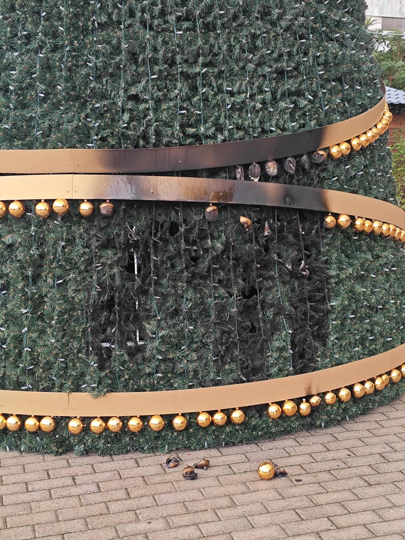 Δήμος Χίου: Συγκίνηση και αγανάκτηση για τον εμπρησμό του Χριστουγεννιάτικου δέντρου