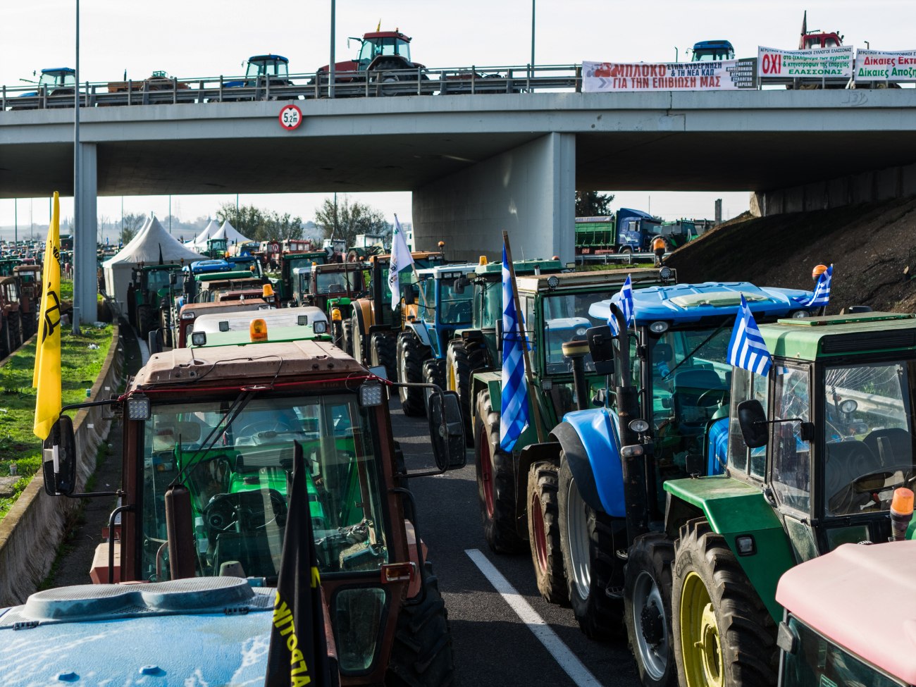 Μπλόκα: Οι αγρότες σκληραίνουν τη στάση τους με κλειστούς δρόμους και τελωνεία