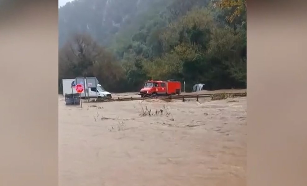 Κακοκαιρία Byron: Η επιχείρηση απεγκλωβισμού οδηγού στην Ανατολική Μάνη