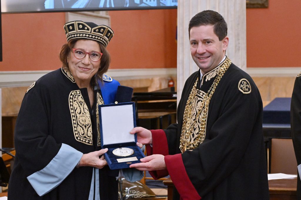 Το ΕΚΠΑ αποθέωσε τη Μαρία Φαραντούρη