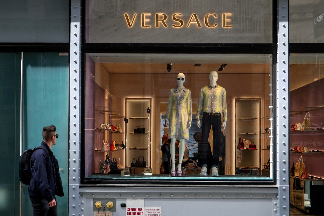 Αναταραχή στη Versace: Αποχωρεί ο καλλιτεχνικός διευθυντής Dario Vitale μετά την εξαγορά από την Prada