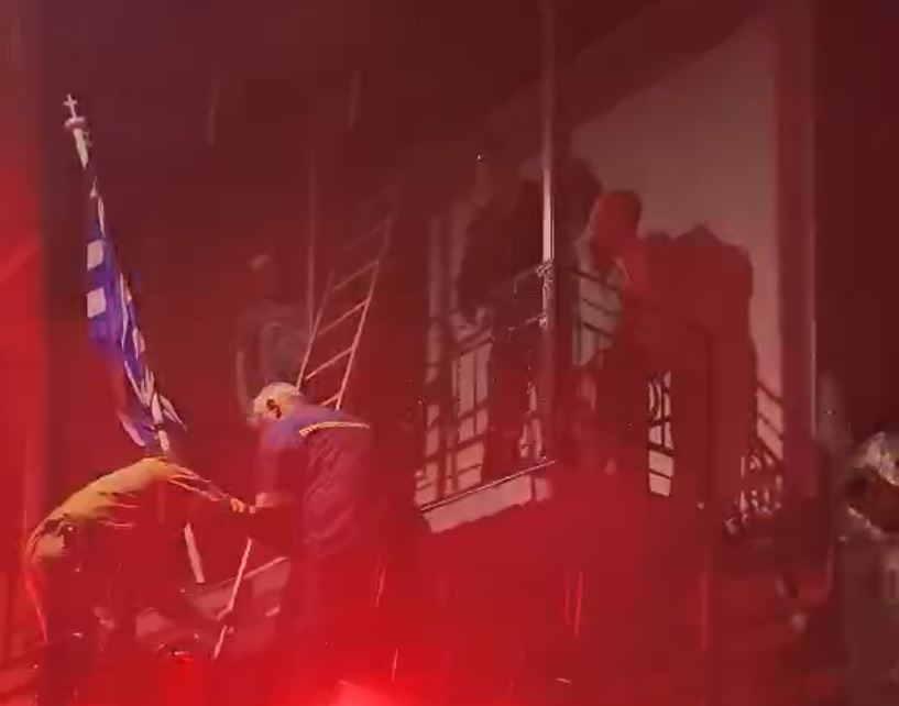 Διάσωση μητέρας και γιου από φλεγόμενο σπίτι στη Χίο