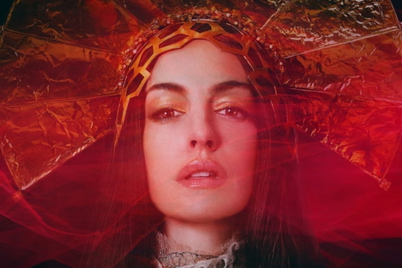 Ψυχοσεξουαλικό ποπ θρίλερ: Η Αν Χάθαγουεϊ και η Μικαέλα Κόελ αναμετρώνται στο πρώτο τρέιλερ της ταινίας Mother Mary