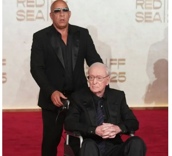 Μάικλ Κέιν: Συγκίνησε το κοινό με την εμφάνιση του σε αμαξίδιο κατά την απονομή τιμητικού βραβείου