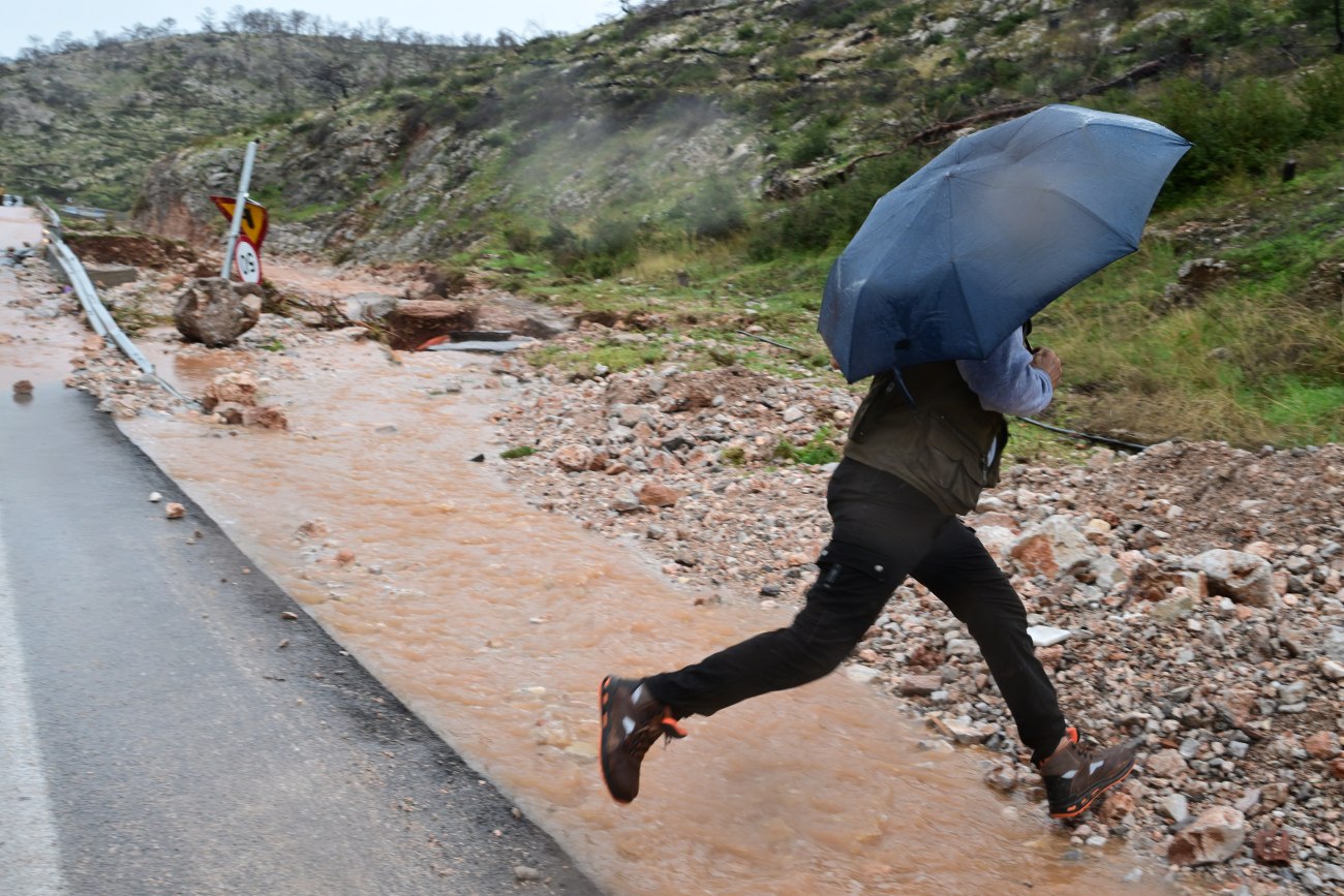ΓΣΕΕ: Κανονισμοί για τους εργαζόμενους σε περιόδους κακοκαιρίας
