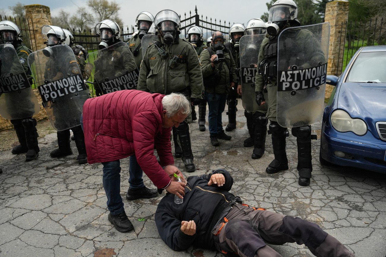 Σκηνές πανικού στη Θεσσαλονίκη μετά την επίθεση με χημικά σε αγρότες στα Πράσινα Φανάρια