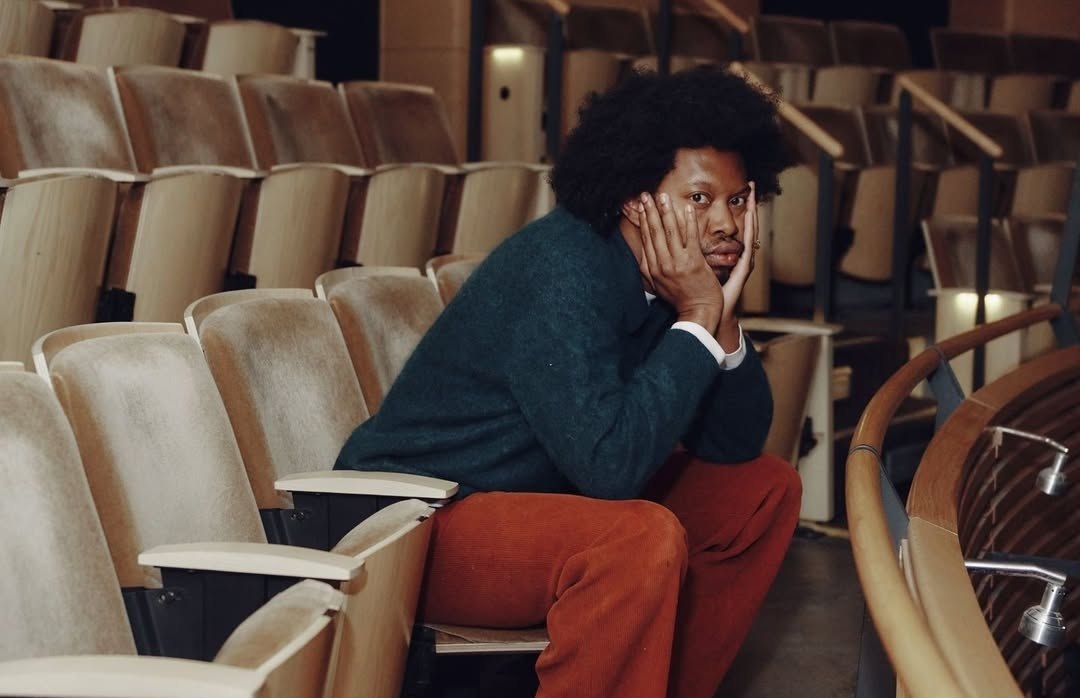 Ο τζέρεμι ο. χάρις από το Emily in Paris συνελήφθη στην ιαπωνία με υποψία διακίνησης ναρκωτικών