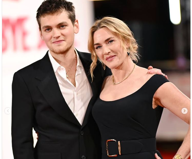 Κέιτ Γουίνσλετ: Στο κόκκινο χαλί με τον γιο της στην πρεμιέρα της ταινίας τους