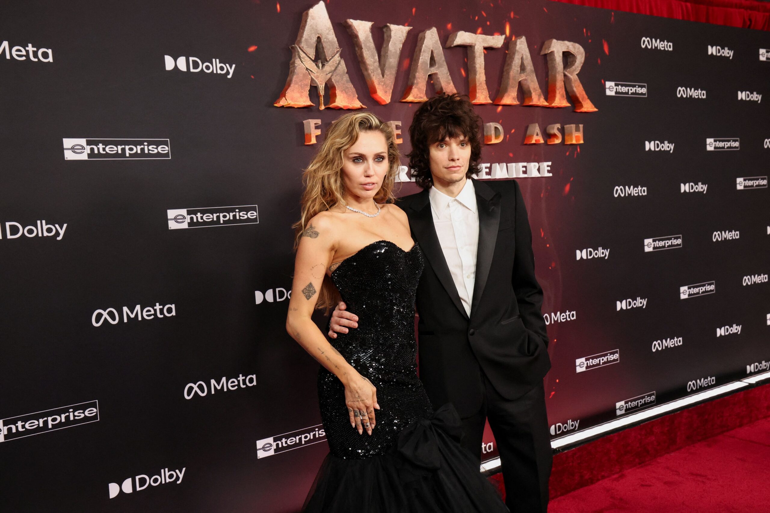 Η Μάιλι Σάιρους αποκαλύπτει ότι το δαχτυλίδι αρραβώνων της ήταν προσφορά Black Friday