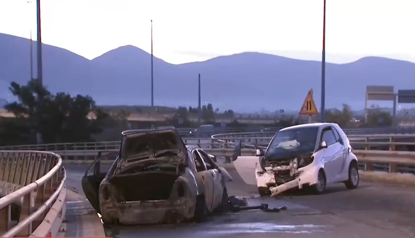 Τροχαίο στο Παλαιό Φάληρο: Αυτοκίνητο καταστράφηκε από φωτιά μετά από σύγκρουση